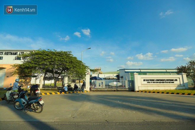Hà Nội: Người dân ùn ùn chuyển đồ tiếp tế cho công nhân trong khu cách ly tại Công ty SEI - Ảnh 1.