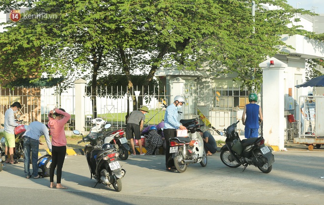 Hà Nội: Người dân ùn ùn chuyển đồ tiếp tế cho công nhân trong khu cách ly tại Công ty SEI - Ảnh 2.