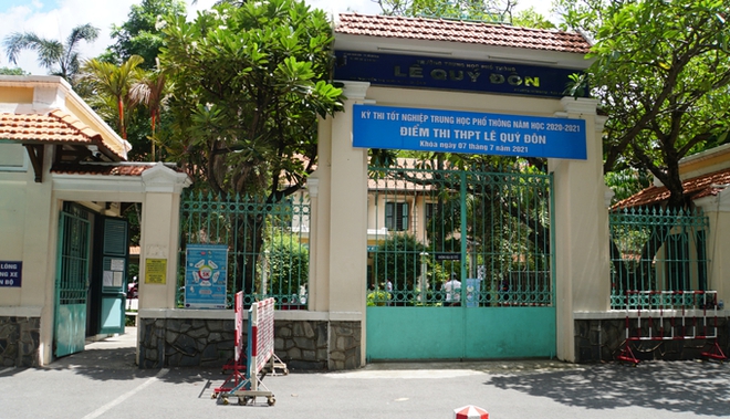 Còn 30 phút nữa hết giờ làm bài thi tốt nghiệp THPT môn Toán; TP.HCM có 3 điểm thi ghi nhận thí sinh dương tính COVID-19 - Ảnh 1. Còn 30 phút nữa hết giờ làm bài thi tốt nghiệp THPT môn Toán; TP.HCM có 3 điểm thi ghi nhận thí sinh dương tính COVID-19 - Ảnh 1.