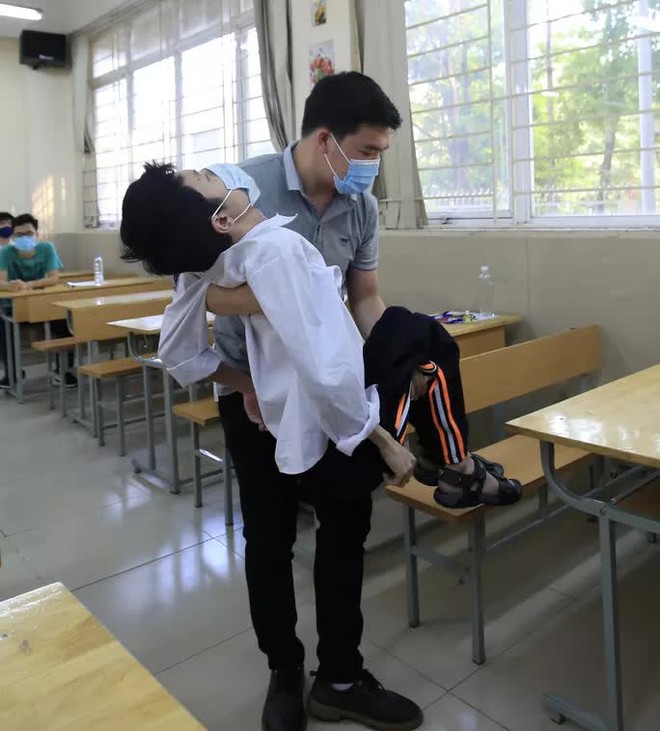 CLIP: X&uacute;c động h&igrave;nh ảnh đưa th&iacute; sinh đặc biệt v&agrave;o tận ph&ograve;ng thi - Ảnh 2.