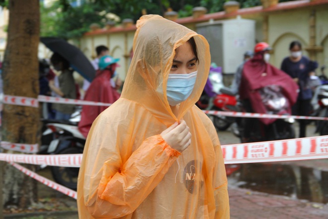 Thí sinh ở TP.HCM ngất xỉu trong phòng thi, dương tính COVID-19; Thí sinh bắt đầu thi tốt nghiệp THPT môn Toán 90 phút - Ảnh 2.