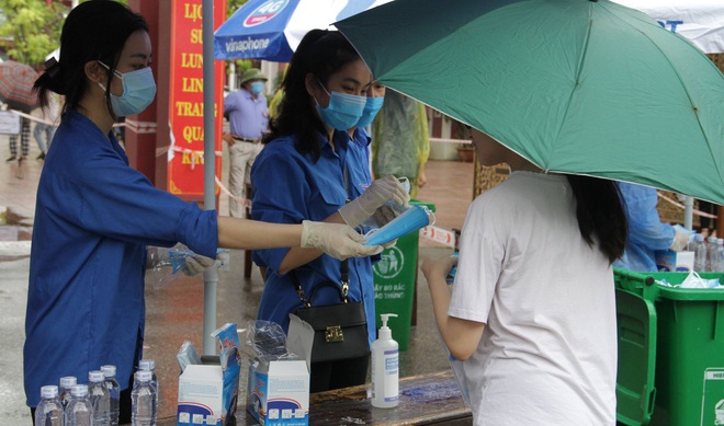 Thí sinh ở TP.HCM ngất xỉu trong phòng thi, dương tính COVID-19; Thí sinh bắt đầu thi tốt nghiệp THPT môn Toán 90 phút - Ảnh 5.