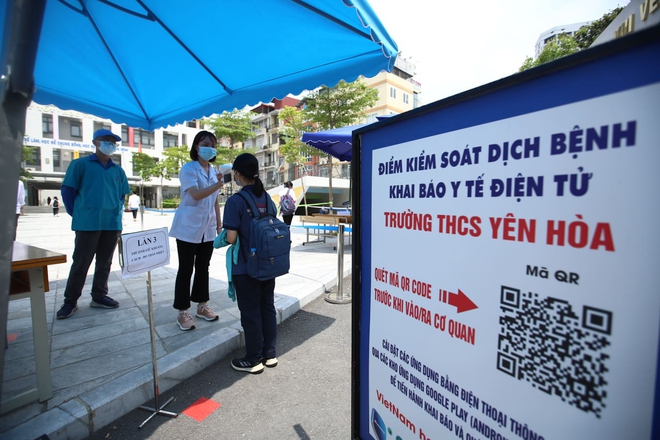 Thí sinh ở TP.HCM ngất xỉu trong phòng thi, dương tính COVID-19; Thí sinh bắt đầu thi tốt nghiệp THPT môn Toán 90 phút - Ảnh 3.