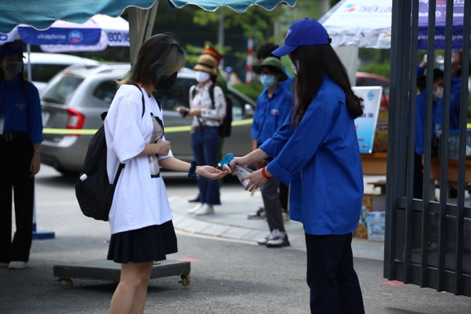 Thí sinh ở TP.HCM ngất xỉu trong phòng thi, dương tính COVID-19; Thí sinh bắt đầu thi tốt nghiệp THPT môn Toán 90 phút - Ảnh 2.