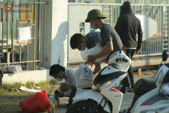 Hà Nội: Người dân ùn ùn chuyển đồ tiếp tế cho công nhân trong khu cách ly tại Công ty SEI - Ảnh 11.