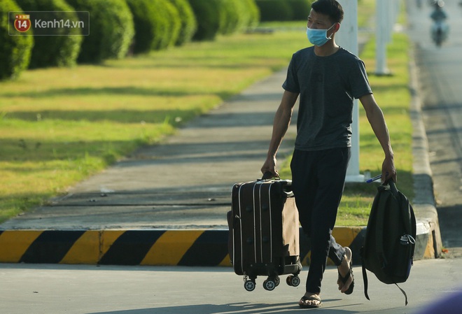 Hà Nội: Người dân ùn ùn chuyển đồ tiếp tế cho công nhân trong khu cách ly tại Công ty SEI - Ảnh 12.