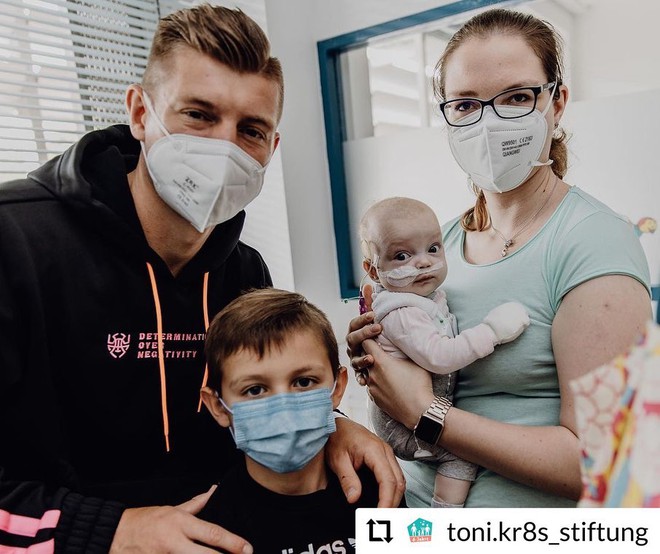 Đây là cách Ronaldo và các sao bóng đá chôn vùi nỗi đau sau khi bị loại khỏi Euro 2020 - Ảnh 13.