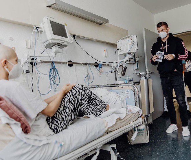 Đây là cách Ronaldo và các sao bóng đá chôn vùi nỗi đau sau khi bị loại khỏi Euro 2020 - Ảnh 14.