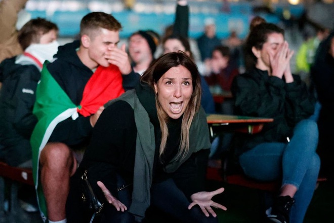 CĐV tuyển &Yacute; kho&aacute; m&ocirc;i nồng nhiệt mừng v&eacute; đ&aacute; chung kết Euro 2020 - Ảnh 3.