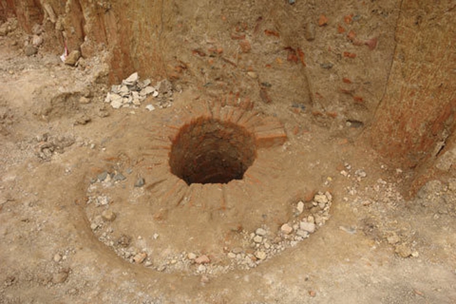 Đào cống thoát nước, phát lộ báu vật cổ và những bí ẩn trong ngôi mộ 2.000 năm tuổi - Ảnh 6.