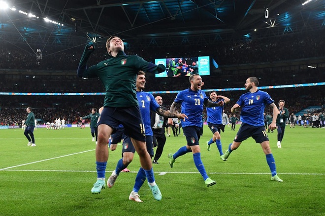 Ảnh: Tuyển Italy ăn mừng cuồng nhiệt sau chiến thắng tại bán kết Euro 2020 - Ảnh 4.