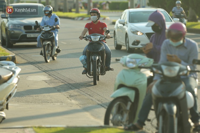 Hà Nội: Người dân ùn ùn chuyển đồ tiếp tế cho công nhân trong khu cách ly tại Công ty SEI - Ảnh 4.