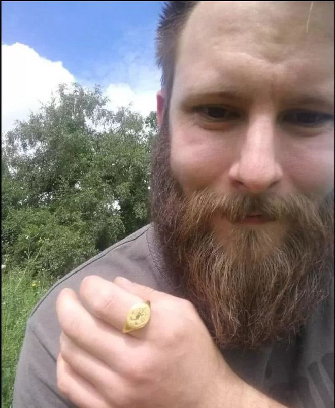 Một anh chàng đào được chiếc nhẫn vàng niên đại 400 năm rất quý giá: Tuyệt nhiên không bảo tàng nào dám trưng bày - Vì sao? - Ảnh 5.