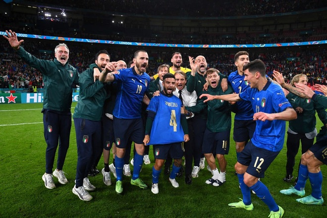 Ảnh: Tuyển Italy ăn mừng cuồng nhiệt sau chiến thắng tại bán kết Euro 2020 - Ảnh 6.