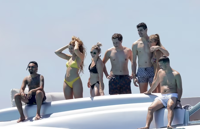 Đây là cách Ronaldo và các sao bóng đá chôn vùi nỗi đau sau khi bị loại khỏi Euro 2020 - Ảnh 7.