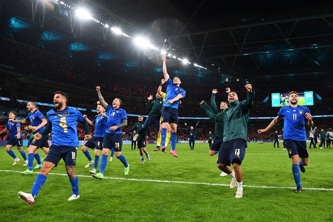 Ảnh: Tuyển Italy ăn mừng cuồng nhiệt sau chiến thắng tại bán kết Euro 2020 - Ảnh 8.