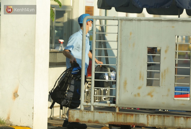 Hà Nội: Người dân ùn ùn chuyển đồ tiếp tế cho công nhân trong khu cách ly tại Công ty SEI - Ảnh 9.