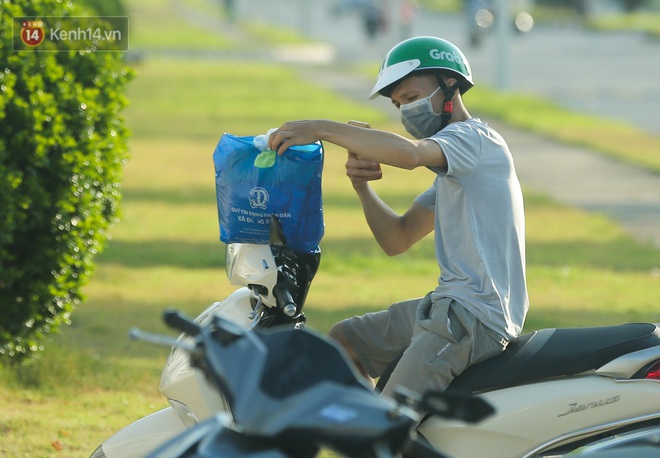 Hà Nội: Người dân ùn ùn chuyển đồ tiếp tế cho công nhân trong khu cách ly tại Công ty SEI - Ảnh 10.