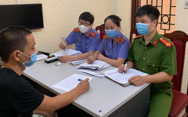 Cơ quan điều tra lấy lời khai của Nguyễn Ngọc Hưng. Ảnh CACC