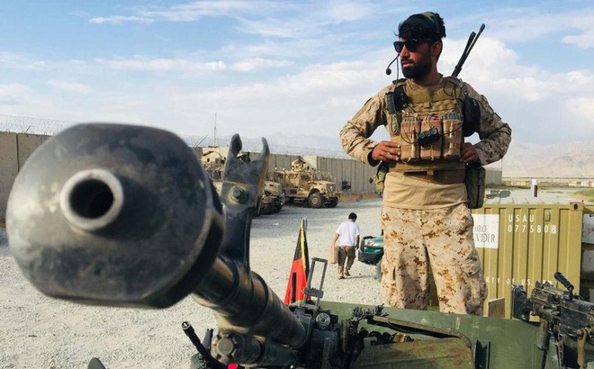 Một binh sĩ Afghanistan canh gác căn cứ Bagram sau khi quân đội Mỹ rời đi. Ảnh: AP