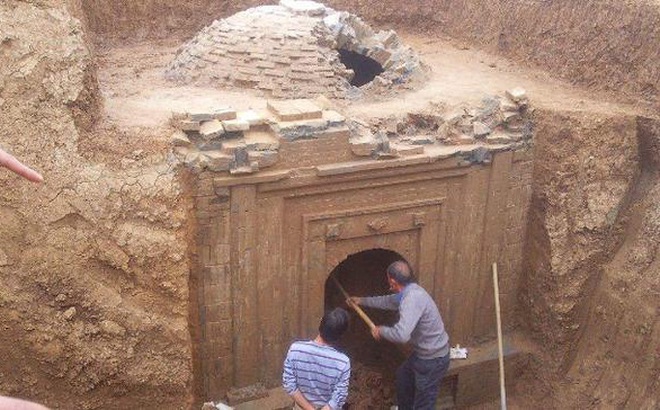 Trong lúc đào móng xây nhà, người nông dân vô tình phát hiện ra 2 vật thể lạ. (Ảnh: Kknews)