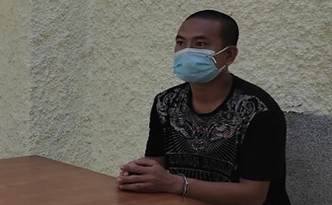 Không đeo khẩu trang vào khu cách ly tiếp tế đồ ăn, còn đấm công an xã