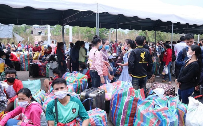 Người lao động Lào trở về từ Thái Lan tăng cao trong những ngày gần đây. Ảnh: KT