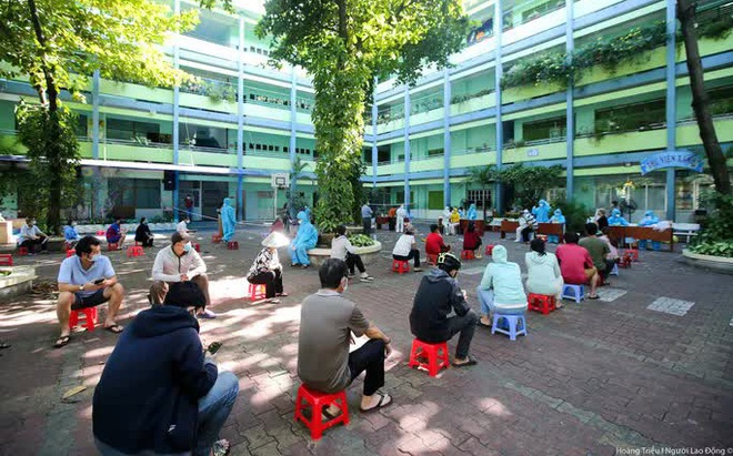 Lấy mẫu xét nghiệm Covid-19 tại TP HCM (Ảnh: HOÀNG TRIỀU)