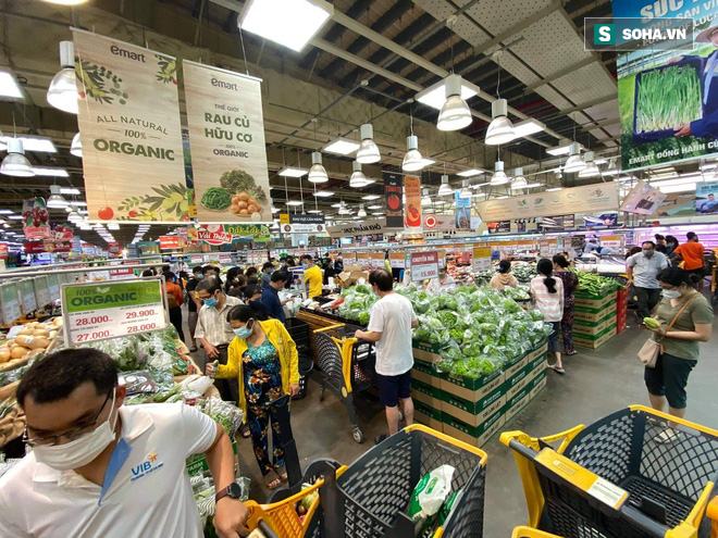 Người dân TP HCM đổ xô đi siêu thị mua thực phẩm, xếp hàng dài chờ đợi thanh toán - Ảnh 1.