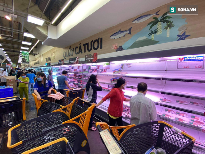 Người dân TP HCM đổ xô đi siêu thị mua thực phẩm, xếp hàng dài chờ đợi thanh toán - Ảnh 2.