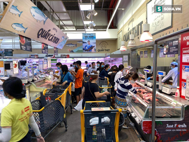 Người dân TP HCM đổ xô đi siêu thị mua thực phẩm, xếp hàng dài chờ đợi thanh toán - Ảnh 6.