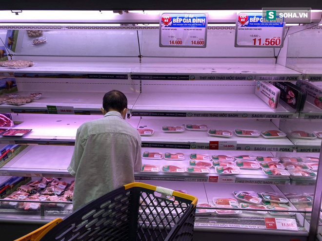 Người dân TP HCM đổ xô đi siêu thị mua thực phẩm, xếp hàng dài chờ đợi thanh toán - Ảnh 8.