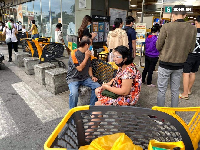 Người dân TP HCM đổ xô đi siêu thị mua thực phẩm, xếp hàng dài chờ đợi thanh toán - Ảnh 9.
