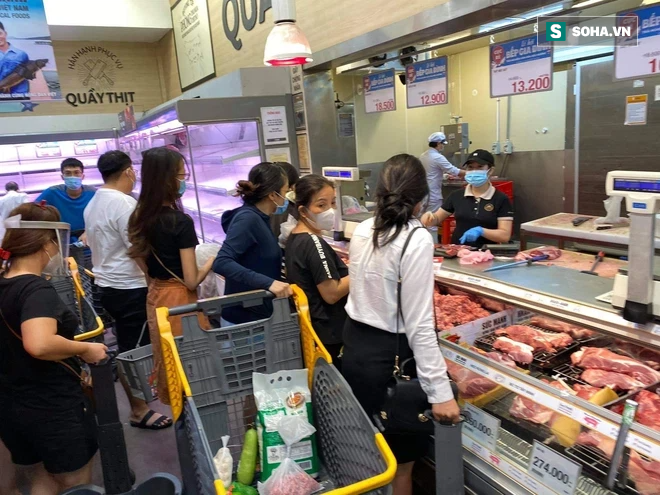 Người dân TP HCM đổ xô đi siêu thị mua thực phẩm, xếp hàng dài chờ đợi thanh toán - Ảnh 10.