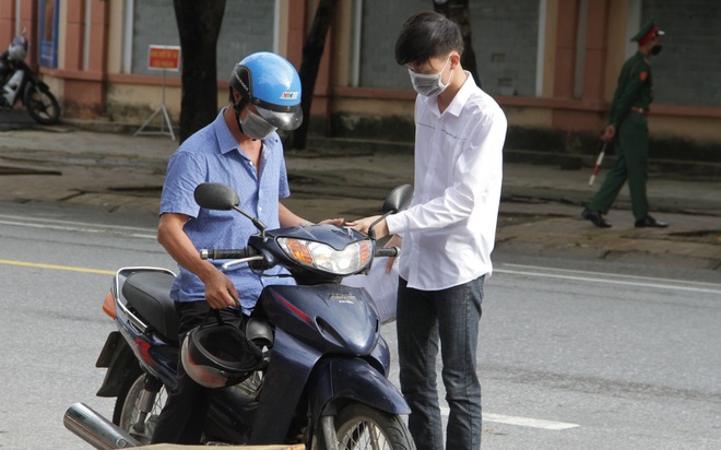 Hôm nay, sĩ tử cả nước thi bài tổ hợp và môn Ngoại ngữ; Thí sinh dương tính Covid-19 vẫn đi thi tốt nghiệp - Ảnh 1.