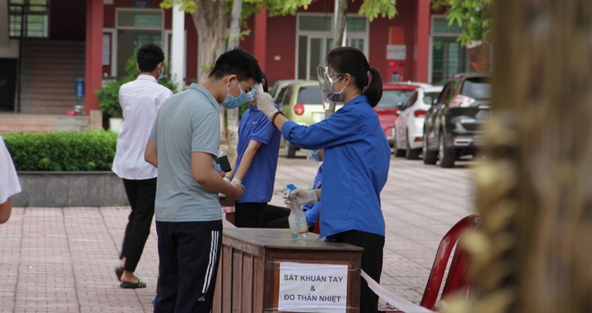 Hôm nay, sĩ tử cả nước thi bài tổ hợp và môn Ngoại ngữ; Thí sinh dương tính Covid-19 vẫn đi thi tốt nghiệp - Ảnh 2.