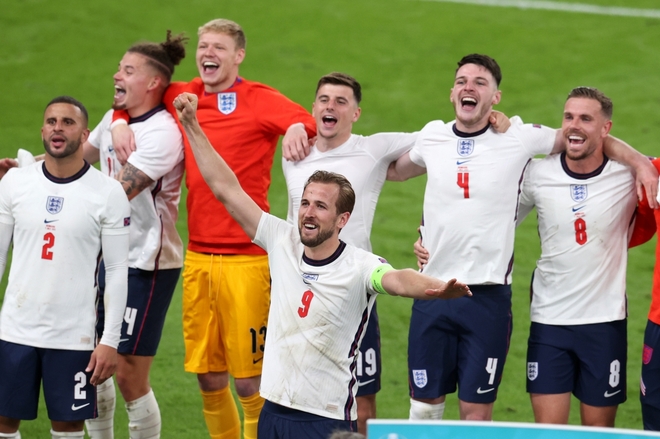 Sân Wembley mở hội, ĐT Anh ăn mừng cuồng nhiệt khi vào chung kết EURO 2021 - Ảnh 2.