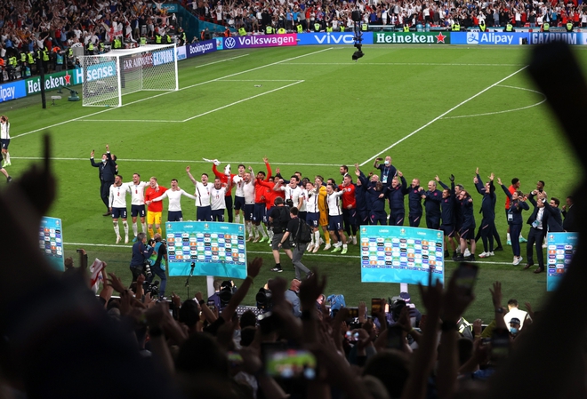 Sân Wembley mở hội, ĐT Anh ăn mừng cuồng nhiệt khi vào chung kết EURO 2021 - Ảnh 3.