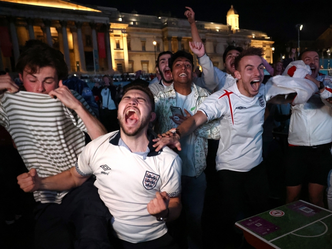 Sân Wembley mở hội, ĐT Anh ăn mừng cuồng nhiệt khi vào chung kết EURO 2021 - Ảnh 5.