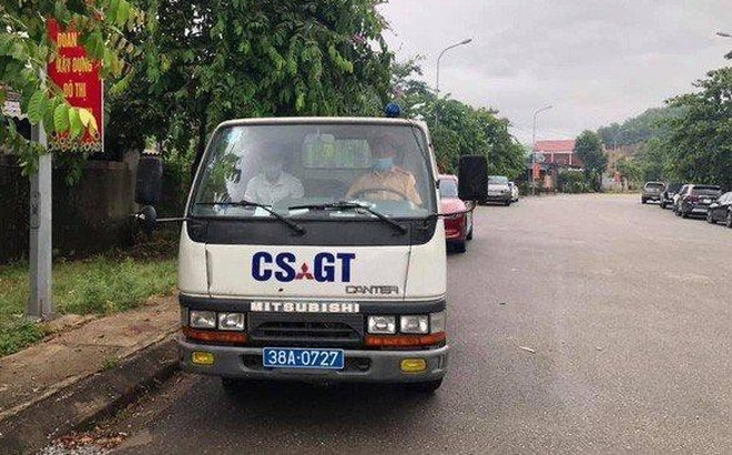 CSGT dùng xe chuyên dụng chở thí sinh về nhà lấy giấy tờ.