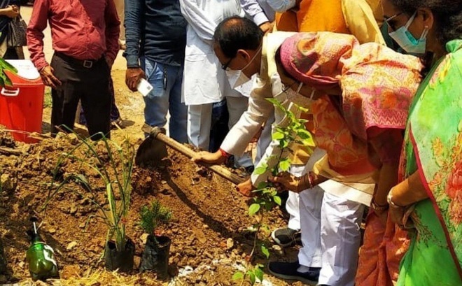 Shivraj Singh Chouhan, Thủ hiến bang Madhya Pradesh, trồng cây non đầu tiên tại công viên tưởng niệm gần lò hỏa táng Bhadbhada Vishram Ghat. Ảnh: Handout