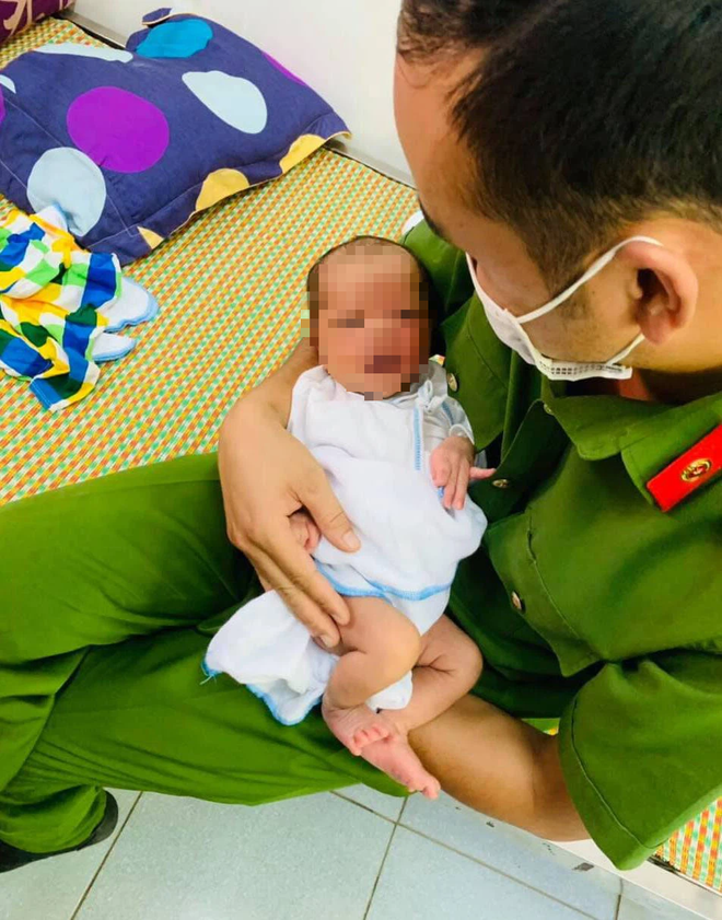 Vụ bé trai sơ sinh bị bỏ trước cổng nhà cặp vợ chồng hiếm muộn: Cả trăm người gọi đến xin nhận nuôi - Ảnh 3.