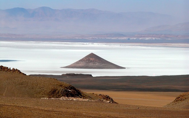 Bí ẩn kim tự tháp núi lửa từng có UFO ghé thăm ở Argentina - Ảnh 1.