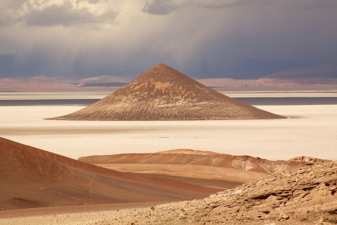 Bí ẩn kim tự tháp núi lửa từng có UFO ghé thăm ở Argentina - Ảnh 1.