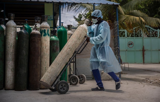 Haiti chìm trong bạo lực và Covid-19 sau vụ ám sát Tổng thống Moise - Ảnh 1.