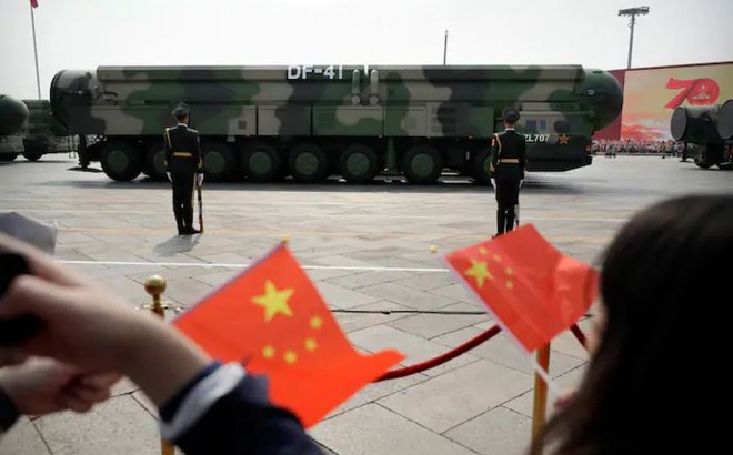 Các tên lửa đạn đạo Trung Quốc trong cuộc diễu hành kỷ niệm ngày Quốc khánh Trung Quốc ở Bắc Kinh 1/10/2019. Ảnh: AP