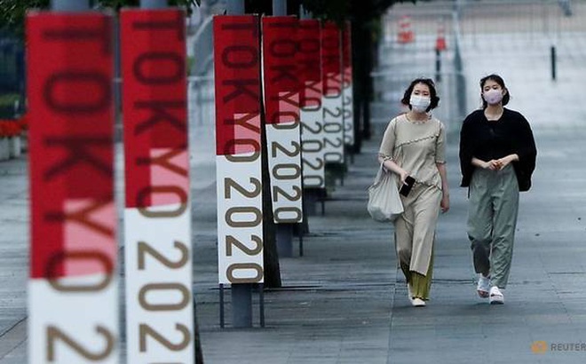 Banner quảng bá Olympic Tokyo 2020 treo trên đường phố thủ đô. Ảnh: Reuters