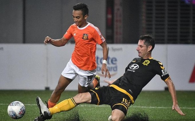 Daniel Bennett (áo đen) khi thi đấu cho Tampines Rovers. (Ảnh: TNP).