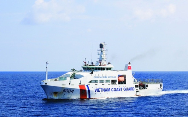 Tàu CSB 8004 thực hiện nhiệm vụ trên biển. Ảnh: canhsatbien.vn.