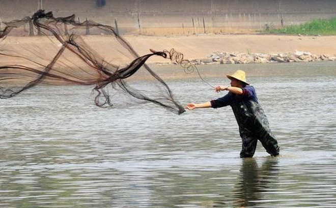 Một người nông dân trong lúc quăng chài đã "bắt" được nhiều món cổ vật. (Ảnh: Kknews)